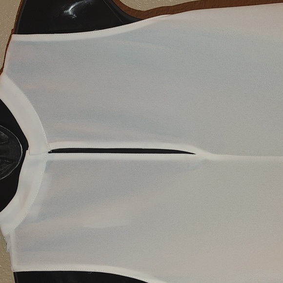 LUSH KEYHOLE FRONT FLOWY TOP - Picture 6 of 6